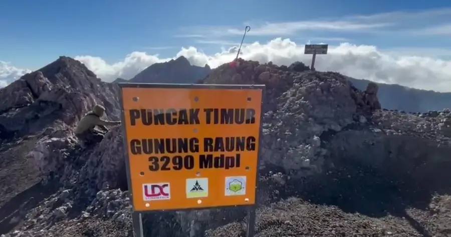 Papan Puncak Timur Gunung Raung