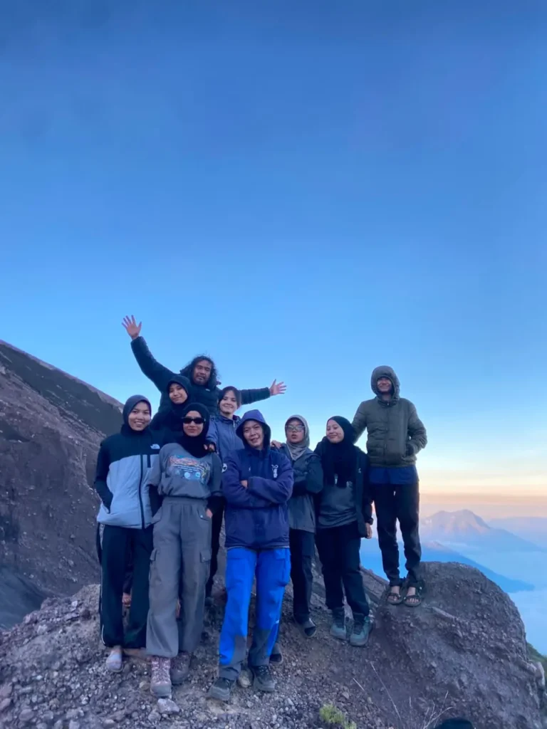 Panorama Gunung Raung di atas lautan awan