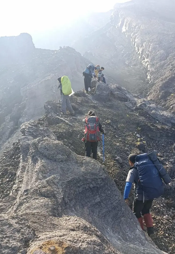 Panorama Gunung Raung di atas lautan awan