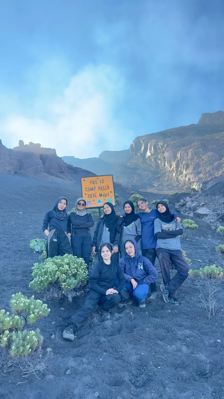 Panorama Gunung Raung di atas lautan awan