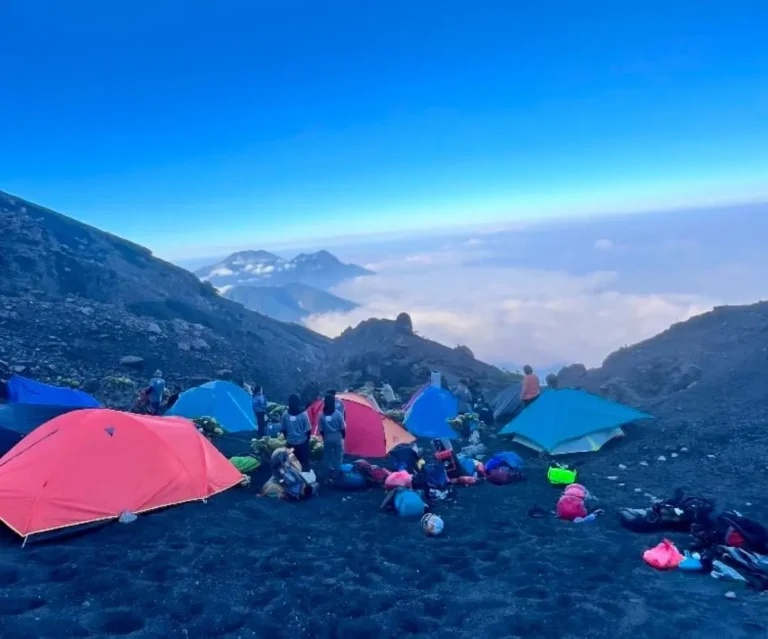 Panorama Gunung Raung di atas lautan awan