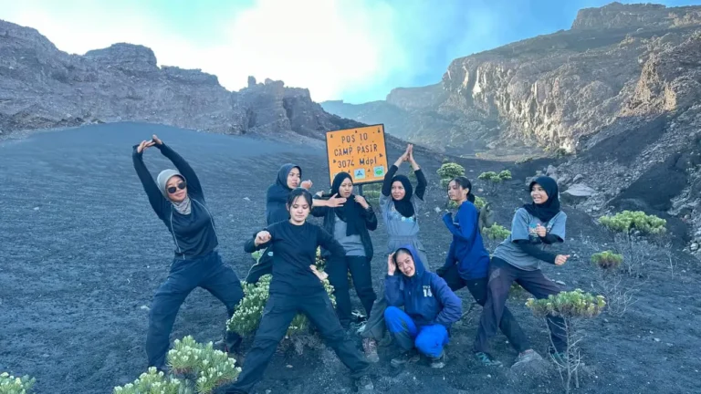 Panorama Gunung Raung di atas lautan awan